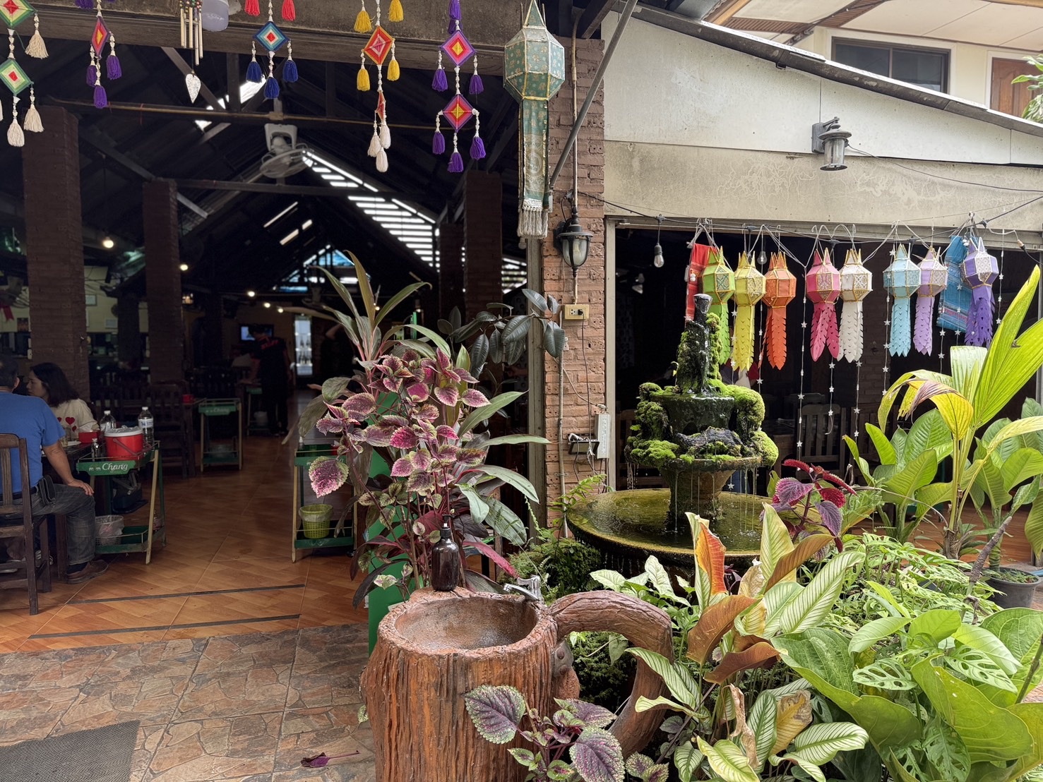 ランナー装飾と植物に彩られたタイ北部の店先